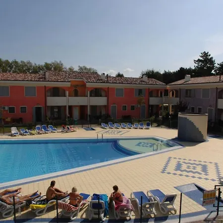 Poolside Cozy Getaway Апартаменты