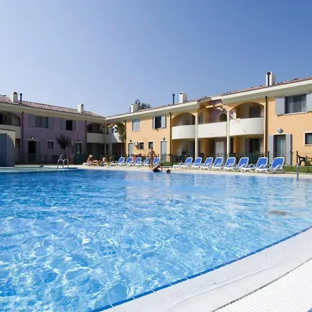 Poolside Cozy Getaway Апартаменты