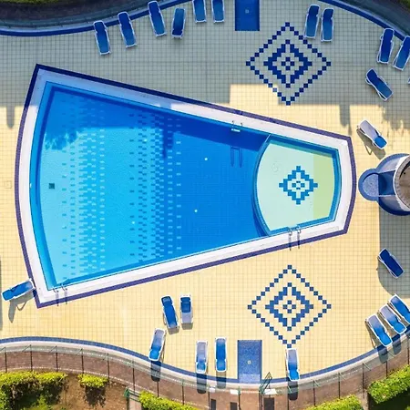 Poolside Cozy Getaway Бибионе